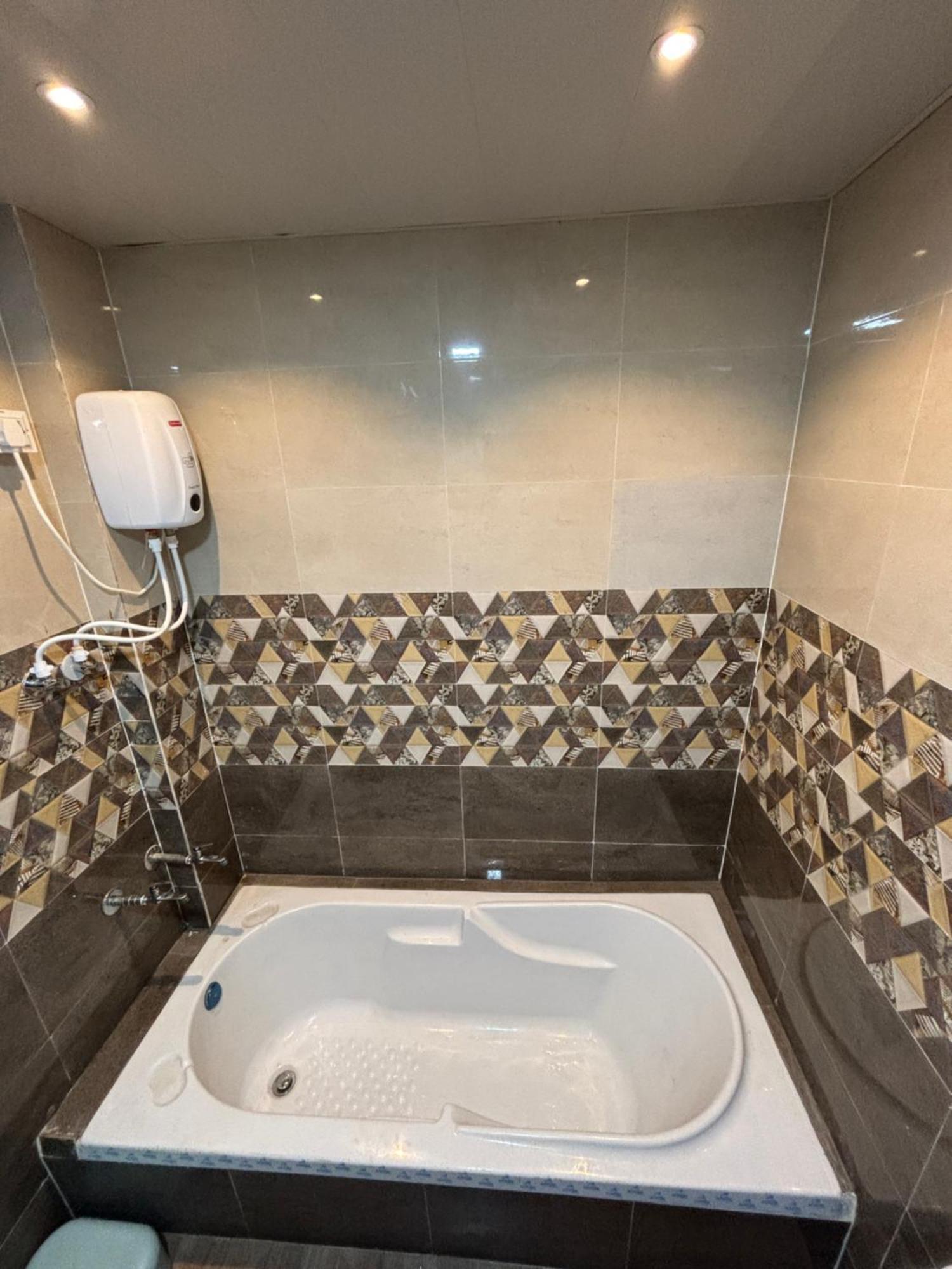 Sea Royal Rooms And Cafe Virār 외부 사진