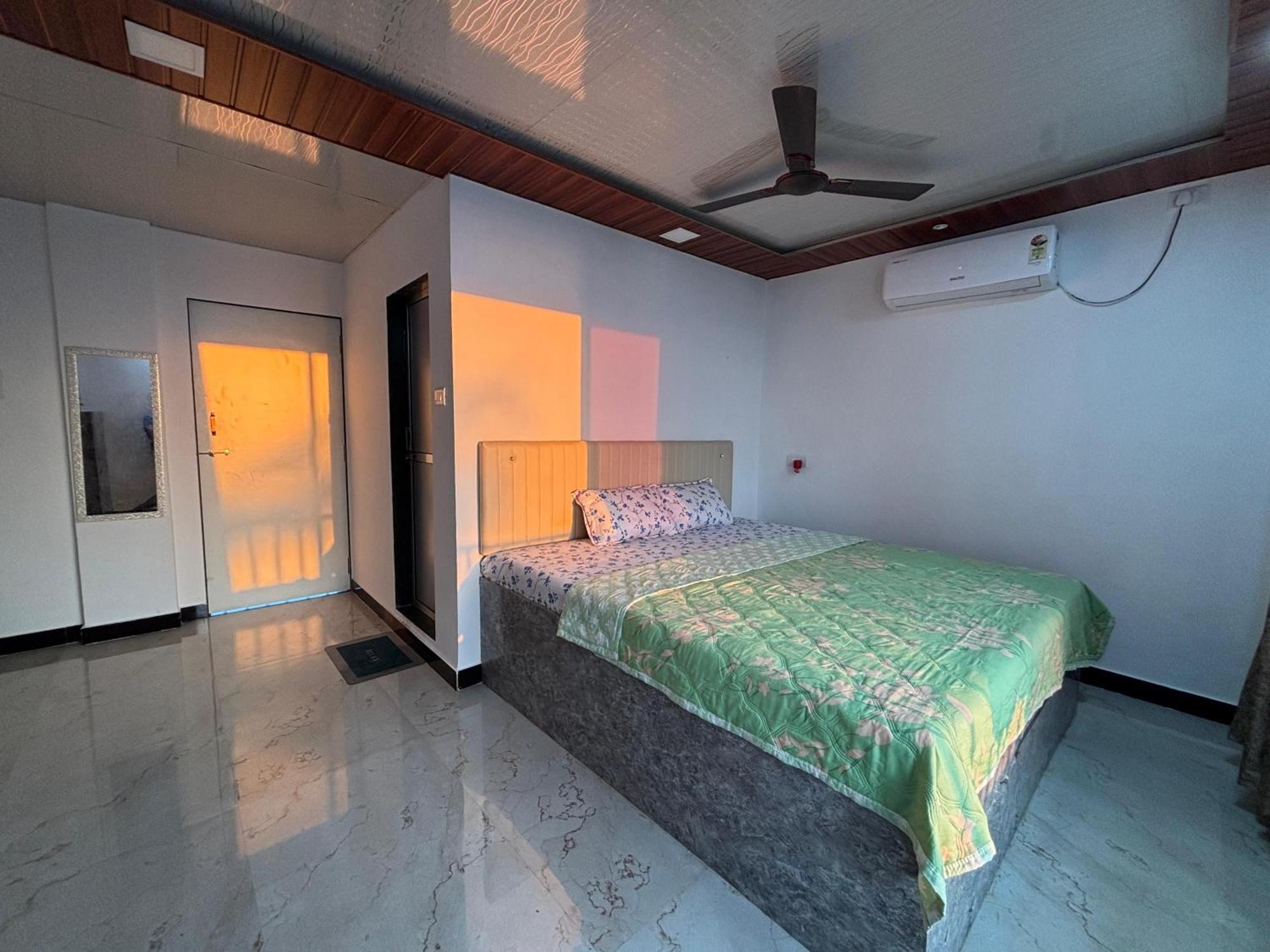 Sea Royal Rooms And Cafe Virār 외부 사진